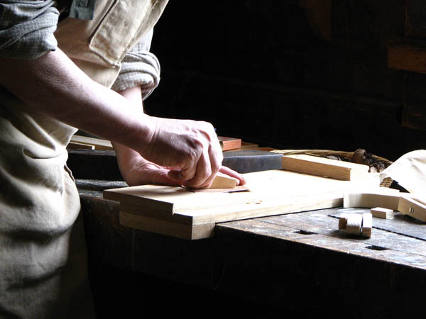 Nacemos de la influencia y formación  heredada en el sector de la <strong>carpintería de madera y ebanistería  en Ourol.</strong>